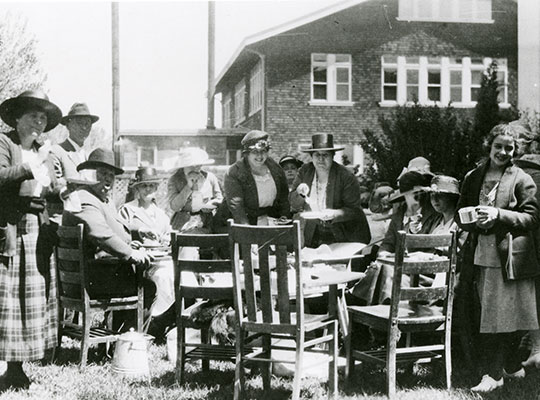 Early Picnic Day dining