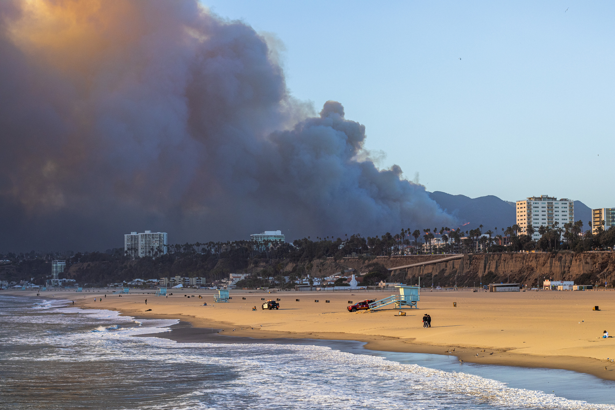 Smoke plumes behinnd Santa Monica Beach from Pacific Palisades fire. 