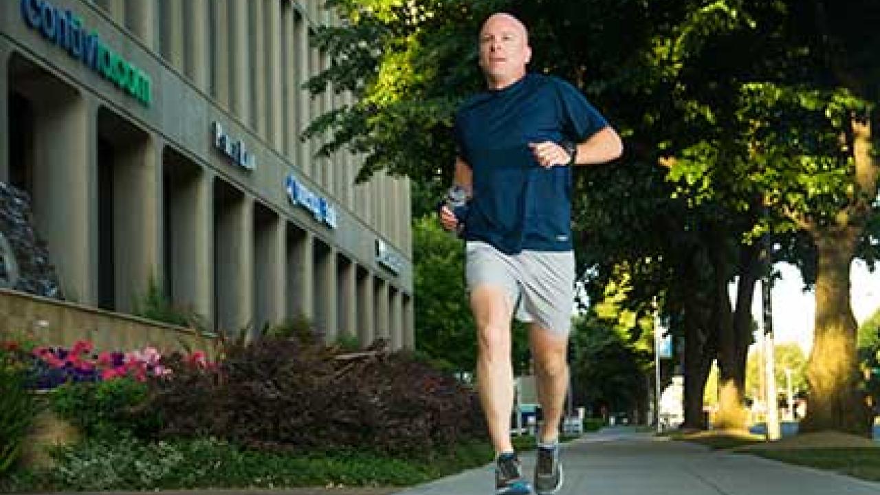 Photo: Scott Yates runs along Sacramento sidewalk.