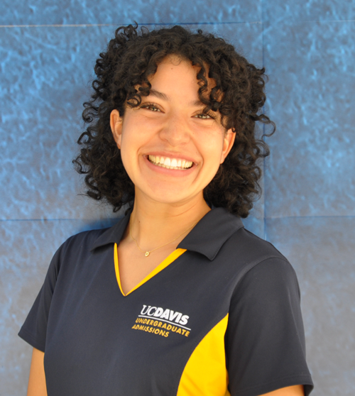 Elise-Hernandez-tour-guide-uc-davis