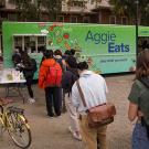 Students line up and use their smartphones to order on the first day of full service of the AggieEats food truck, believed to be the first in the nation to offer free and pay-what-you-want meals on a college campus. (Karin Higgins/UC Davis)